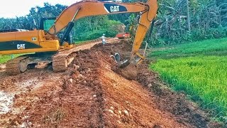 EXCAVATOR MAKES SLOPE FOR GROUTED RIPRAP [upl. by Titos466]