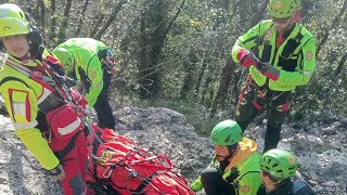 Cade durante unarrampicata 55 enne ricoverato al Versilia [upl. by Latrell]