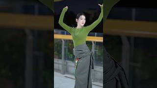 beautiful Tibetan woman dances her hometowns toast song [upl. by Burnham]