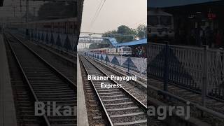 Bikaner Prayagraj Express Entering Alwar Railway Station wap7 indianrailways fasttrain [upl. by Noicpecnoc]