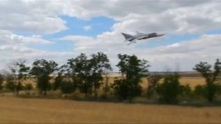 SU24 Россия БРЕЮЩИЙ ПОЛЕТ НАД ТРАССОЙ [upl. by Milon]