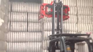 Wagger attachments cotton bale clamp for linde forklift [upl. by Medrek]