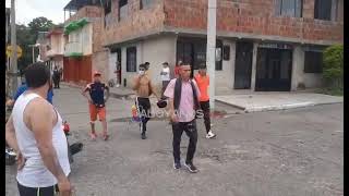 Con palos y piedras se enfrentaron hinchas de Nacional y América de Cali en GarzónHuila [upl. by Eeuqram]