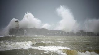 Tempestade Eunice atravessa a Europa Alerta vermelho no Reino Unido [upl. by Jedidiah]