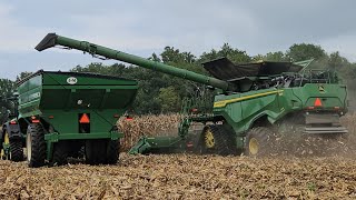 John Deere X9 1000 Combining Corn [upl. by Wendin]