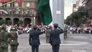 Los soldados mexicanos arriando la bandera Zócalo DF [upl. by Naneek868]