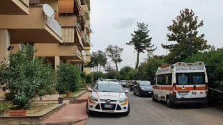 Uccide la moglie poi si getta dal terzo piano sul posto carabinieri e 118 [upl. by Stormie707]