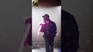 FANÁTICO DE ANUEL AA SE TREPA A LA TARIMA Y LE TIRA A YOVNGCHIMI 😱🔥 viralshort anuelaa perú [upl. by Claire]