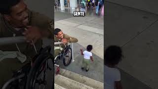 niño empuja a su padre por las escaleras😮 shortsvideo [upl. by Arnoldo]