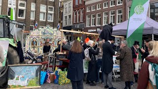 Draaiorgel het Zonnetje in Groningen tijdens het uitdelen van voederbieten voor Sint Maarten [upl. by Eirrek17]