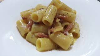 Pasta alla carbonara la videoricetta  Cocendolibando [upl. by Kariv783]