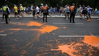 Ativistas ambientais em ação na Maratona de Berlim [upl. by Nolyat905]