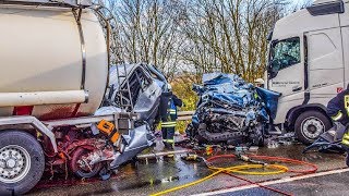 VÖLLIGE ZERSTÖRUNG 4 TOTE bei HORRORCRASH Sattelzug zerquetscht 2 PKW  FEUERWEHR gegen GAFFER [upl. by Rawde321]