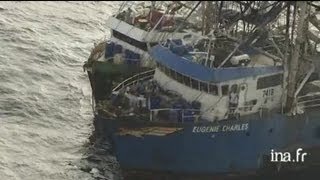 Gabon  bateaux de pêche dans lOcéan Atlantique [upl. by Nuahsyar]