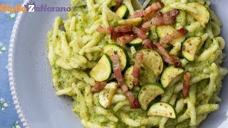 PASTA ZUCCHINE E PANCETTA CREMOSA  Ricetta in 1 minuto [upl. by Gerk244]