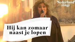 Nederland Zingt Hij kan zomaar naast je lopen [upl. by Yragerg]