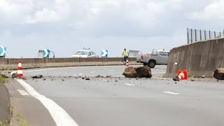 Chute de blocs sur la route du littoral [upl. by Annua]