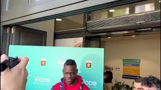 Genoa l’accoglienza alle visite mediche di Mario Balotelli a Multedo [upl. by Nah949]