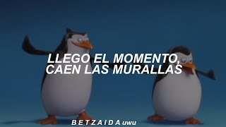 Los Pingüinos de Madagascar bailando el quotWaka Wakaquot🐧🌈 [upl. by Yrreb710]