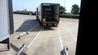 Aandokken met oplegger  Riding a truck backwards in to the loadingdock [upl. by Ainesej866]