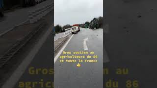 Agriculteurs à Poitiers 🇨🇵🧑‍🌾 devant Quick france agriculteur [upl. by Leff]