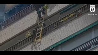 UTILIZACIÓN DE ESCALERA DE GANCHOS POR BOMBEROS DE MADRID EN INCENDIO DE 9º PISO madrid bomberos [upl. by Fitzhugh135]