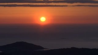 El sol y la luna llena danzan sobre la ría de Vigo [upl. by Ravaj223]