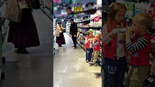 Criança FAMINTA recebe ajuda INCRÍVEL no supermercado 🧡 shorts [upl. by Zeuqcaj]