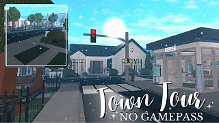 BLOXBURG NO GAMEPASS TOWN TOUR SMALL PLOT  Roblox [upl. by Schear544]