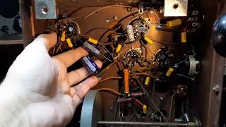 Why Amateurs Should Not Service Expensive Antique Radios 1930s Zenith Radio  7S261 [upl. by Lyndes]