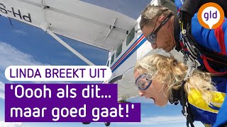 Linda breekt UIT 19 Skydiven op Teuge in plaats van vakantie  Omroep Gelderland [upl. by Ahsirahc]