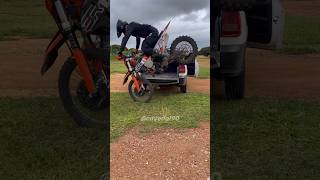 Assim que se guarda a moto habilidade moto trilha hardenduro enduro motocross offroad piloto [upl. by Hanej]