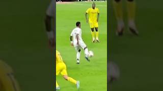 VINICIUS JR INCREÍBLE PASE ESPECTACULAR A KYLIAN MBAPPÉ BERNABÉU football shorts realmadrid [upl. by Aivilys]