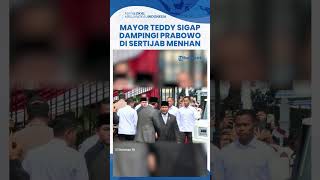 Mayor Teddy Sigap Dampingi Presiden Prabowo saat Sertijab Menteri Pertahanan Naik Maung Garuda RI 1 [upl. by Latrell]