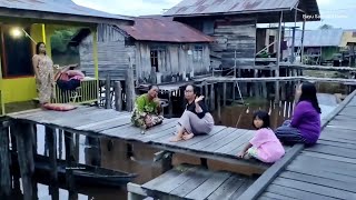 Kampung dayak suasana di sore hari warga kel petuk katimpun jekan raya kota palangkaraya [upl. by Enilehcim]