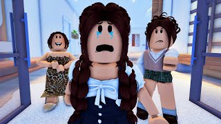 MY MEAN MOM KICKED ME OUT BECAUSE OF MY TWIN SISTER  EP1  Roblox Movie [upl. by Corene727]