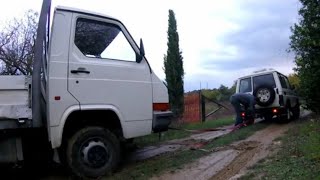 Camion Nissan trade impantanato nel fango  e Toyota lx turbo 4x4 in soccorso [upl. by Pfosi]