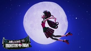 Draculaura Learns To Fly  Welcome To Monster High [upl. by Rudiger]