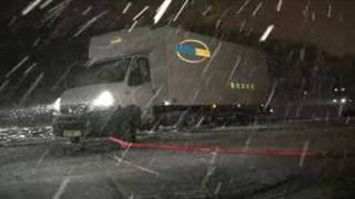 Vrachtwagen door sneeuw van A37 bij Hoogeveen [upl. by Bashuk207]