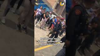 Manifestantes lanzan huevos a comitiva de presidenta Dina Boluarte en Chosica [upl. by Caralie]