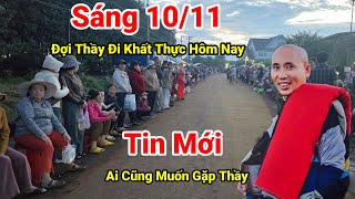 Sáng 1011 Bà Con Xếp Hàng Đợi Thầy Minh Tuệ Đi Khất Thực Rất Ngay Ngắn Ai Xem Cũng Vui Mừng [upl. by Valentijn]