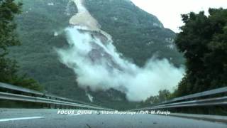 Hier krachen 300 000 Kubikmeter Gestein ins Tal  Gewaltiger Bergsturz in der Schweiz [upl. by Toshiko505]