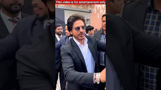 शाहरुख खान ने गरीब लोगों को खाना खिलाया  Sharukh Khan Poor Man Eating shortvideo sharukhkhan [upl. by Diantha155]