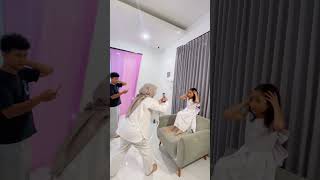 DI BALIK LAYAR BUNDA AJAKIN LEIKA DAN SAHABATNYA BIKIN TREND DANCE APT SahabatLeika shorts [upl. by Litta]