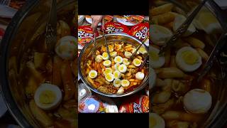 초대형 양푼에 왕뚜껑 10개 때려넣고 라볶이 Ramyeon with tteokbokki [upl. by Elbag349]