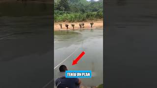 Este chico inteligente salva a los agricultores de un río desbordado [upl. by Aken]