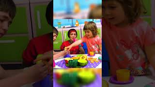 Tee trinken Apfeltee und Wassermelonen Genuss 😋 kinderspiele kindervideo [upl. by Dao899]