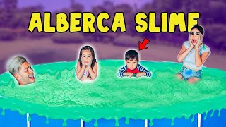 KIMA Y JUANITO LLENARON LA ALBERCA DE SLIME 😱 Jukilop  Kimberly Loaiza [upl. by Yrrol190]