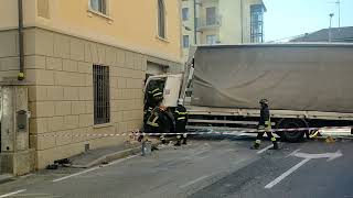 LA PRESA DIRETTA DA MONTANO LUCINO I VIGILI DEL FUOCO RECUPERANO IL CAMION FINITO DENTRO LA CASA [upl. by Spalding]