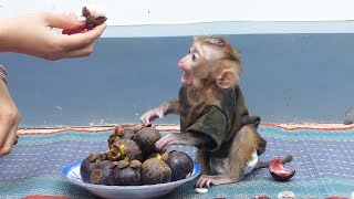 Very Wonderful Prono Very Surprise When Look Mom Peel Mangosteen For Him [upl. by Scherle]